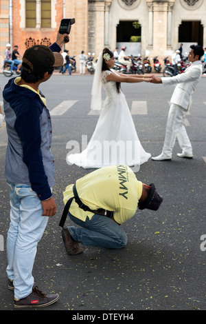 Vietnamesisch Paar posieren für Hochzeitsfotos, Saigon, Vietnam Stockfoto