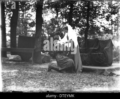 Ein Foto vom Western College's Tree Day im Jahr 1911, das Teilnehmer in Kostümen als Teil einer Open-Air-Theaterproduktion zeigt. Das Bild betont außerschulische Aktivitäten und die Förderung der Frauenbildung im frühen 20. Jahrhundert. Stockfoto