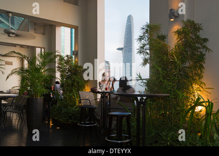 Touristen im Restaurant auf der Dachterrasse, Ho-Chi-Minh-Stadt, Vietnam Stockfoto
