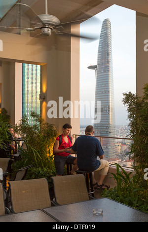 Touristen im Restaurant auf der Dachterrasse, Ho-Chi-Minh-Stadt, Vietnam Stockfoto