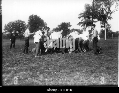 Pile-Up beim Miami University Freshman-Sophomore Contest 1922 Stockfoto