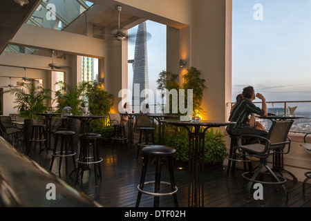 Restaurant auf der Dachterrasse, Ho-Chi-Minh-Stadt, Vietnam Stockfoto