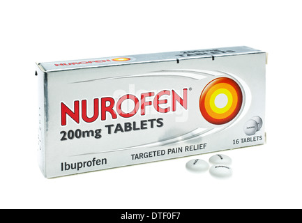 Schachtel mit Nurofen Tabletten und Tabletten auf weißem Hintergrund Stockfoto