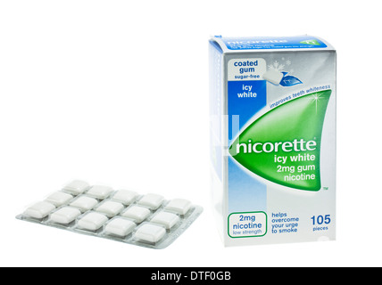 Nicorette Kaugummi-Box und Blisterpackung Nikotin Ersatz Behandlung auf weißem Hintergrund Stockfoto