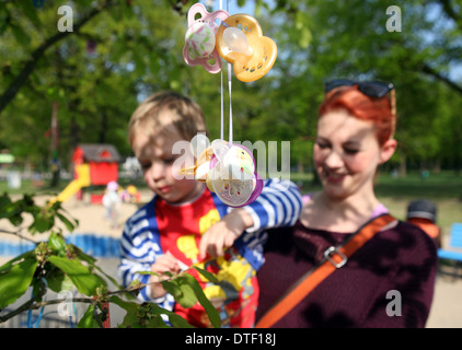 Berlin, Deutschland, ein Kleinkind seinen Schnuller hängt ein Schnuller-Baum Stockfoto