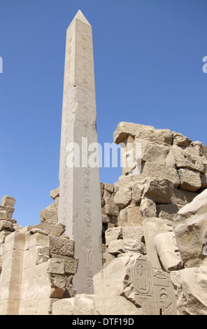 Landschaft rund um Bezirk des Amun-Re in Ägypten zeigt eine historische Obelisk und Stein bleibt vor blauem Himmel Stockfoto