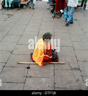 Dokumentarische Fotografie - ein Hindu heilige Mann sadhu an den ghats von Varanasi Benares in Uttar Pradesh in Indien, Südasien. Menschen Reportage Stockfoto