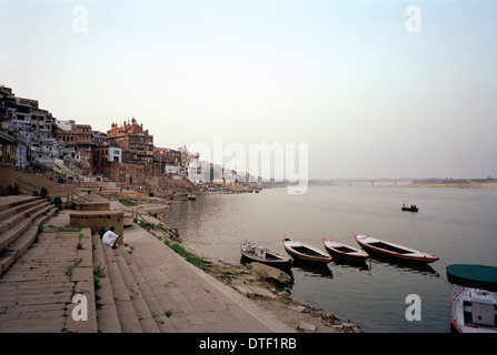 Reisen Fotografie - Landschaft Der ghats in der Dämmerung des Flusses Ganges in Varanasi Benares in Uttar Pradesh in Indien in Südasien Boot Boote Stockfoto