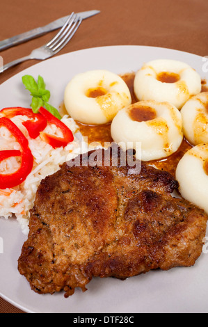 Polnische Schlesien Kartoffelknödel mit gebratenem Fleisch und Salat Stockfoto