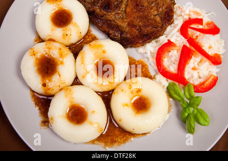 Polnische Schlesien Kartoffelknödel mit gebratenem Fleisch und Salat Stockfoto