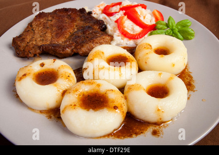 Polnische Schlesien Kartoffelknödel mit gebratenem Fleisch und Salat Stockfoto