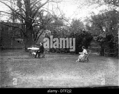 Ein Foto vom Western College's Tree Day im Jahr 1919, das Studenten in Kostümen zeigt, die an einer Open-Air-Theaterproduktion teilnahmen. Die Veranstaltung konzentriert sich auf die Ausbildung von Frauen und die theatralischen Aktivitäten am College. Stockfoto
