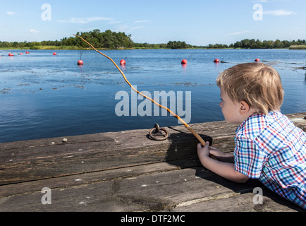 Kalmar, Schweden, Kleinkind Fische mit einem hausgemachten Angeln Stockfoto