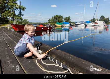 Kalmar, Schweden, Kleinkind Fische mit einem hausgemachten Angeln Stockfoto