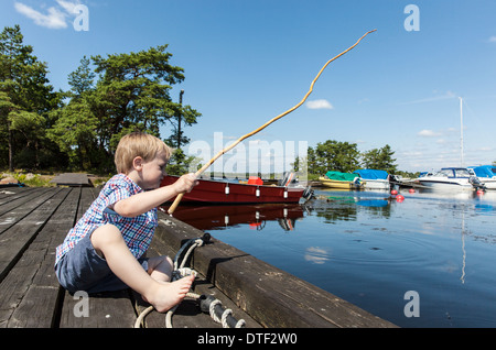 Kalmar, Schweden, Kleinkind Fische mit einem hausgemachten Angeln Stockfoto