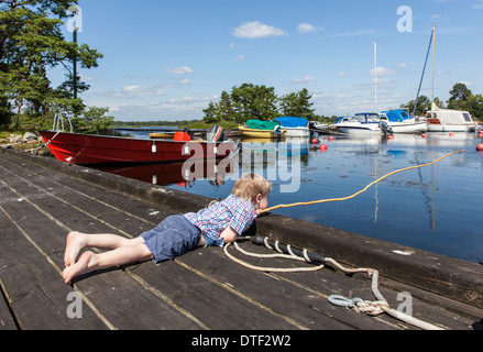 Kalmar, Schweden, Kleinkind Fische mit einem hausgemachten Angeln Stockfoto