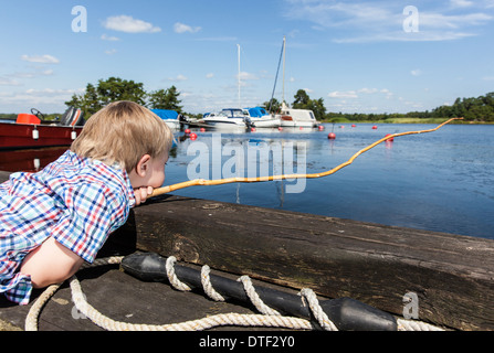 Kalmar, Schweden, Kleinkind Fische mit einem hausgemachten Angeln Stockfoto