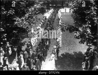 Dieses Foto zeigt eine Prozession zu Beginn der Miami University im Jahr 1916, die die akademischen Traditionen der Universität hervorhebt. Bei der Veranstaltung werden Studenten und Dozenten, die an einer feierlichen Parade teilnehmen, um den Abschluss ihres Studiums zu feiern. Stockfoto