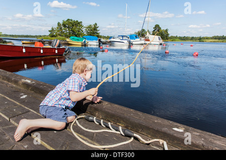 Kalmar, Schweden, Kleinkind Fische mit einem hausgemachten Angeln Stockfoto