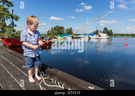 Kalmar, Schweden, Kleinkind Fische mit einem hausgemachten Angeln Stockfoto