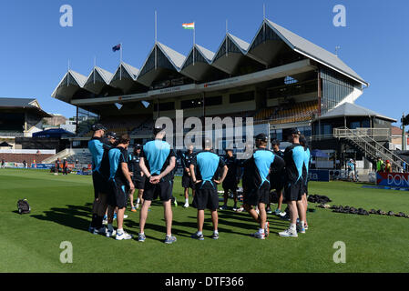 Wellington, Neuseeland. 17. Februar 2014. NZ-Team huddle am Tag 4 von der 2. Cricket Testspiel bei The Hawkins Becken Reserve. Wellington. ANZ Testreihen, New Zealand schwarzen Kappen V Indien. Bildnachweis: Aktion Plus Sport/Alamy Live-Nachrichten Stockfoto