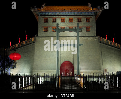 Nachtlandschaft beleuchtete Stadtmauer von Xian in China zeigen Stockfoto