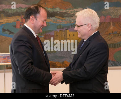 Zagreb, Kroatien. 17. Februar 2014. Croatian President Ivo Josipovic (R) schüttelt die Hand mit dem Besuch der bulgarischen Parlament Lautsprecher Mihail Mikov bei ihrem Treffen am Präsidentenpalast in Zagreb, Hauptstadt Kroatiens, 17. Februar 2014. © Miso Lisanin/Xinhua/Alamy Live-Nachrichten Stockfoto