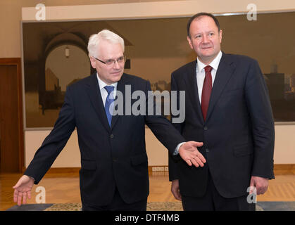 Zagreb, Kroatien. 17. Februar 2014. Kroatische Präsident Ivo Josipovic (L) posiert für ein Foto mit dem Besuch der bulgarischen Parlament Lautsprecher Mihail Mikov bei ihrem Treffen am Präsidentenpalast in Zagreb, Hauptstadt Kroatiens, 17. Februar 2014. © Miso Lisanin/Xinhua/Alamy Live-Nachrichten Stockfoto