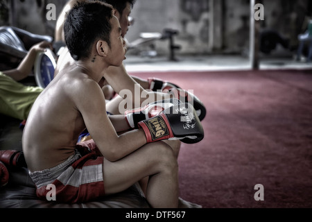 Junge Muay Thai kick Boxer zu kämpfen. S. E. Asien Thailand Stockfoto