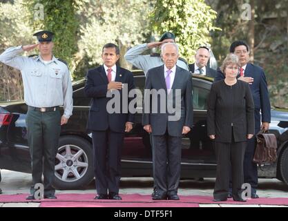 Jerusalem, vorne) hält einen Zustand einladende Rezeption für seine peruanische Gegenstück Ollanta Humala Tasso am Sitz des israelischen Präsidenten in Jerusalem. 17. Februar 2014. Israels Präsident Shimon Peres (2. R, vorne) hält einen Zustand einladende Rezeption für seine peruanische Gegenstück Ollanta Humala Tasso im israelischen Präsidenten Residence in Jerusalem, am 17. Februar 2014. Israels Präsident Shimon Peres statt einen Zustand einladende Rezeption und diplomatischen Arbeitstreffen mit seinem peruanischen Amtskollegen Ollanta Humala Tasso hier am Montag. © GPO/Mark Neyman/Xinhua/Alamy Live-Nachrichten Stockfoto