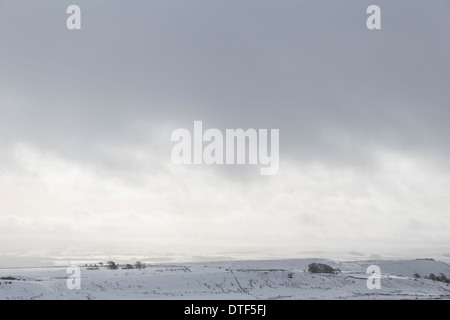 Verschneite Landschaft zwischen Housesteads Fort und Milecastle 37, Nationalpark Northumberland, England Stockfoto