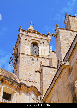 Blick auf eine schmale Straße in Ciutadella auf Menorca, Balearen, Spanien Stockfoto
