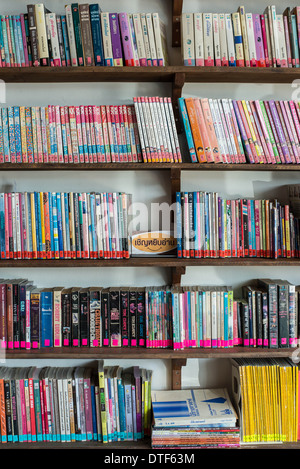 Bücher im Bücherregal im Café für Hintergrund. Stockfoto