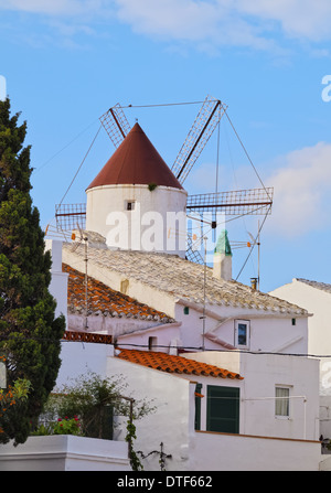 Windmühle in Es Mercadal - Kleinstadt auf Menorca, Balearen, Spanien Stockfoto