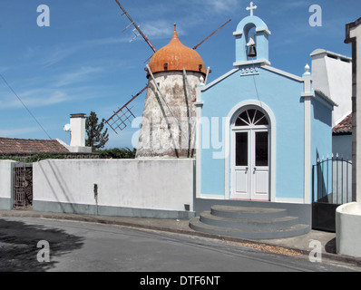 traditionelle Windmühle und die Kapelle auf der Insel São Miguel, der größten Insel des Azoren-Archipels Stockfoto