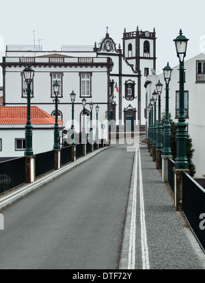 Straße Landschaft zeigt eine Brücke in Ponta Delgada, Hauptstadt der Azoren Stockfoto