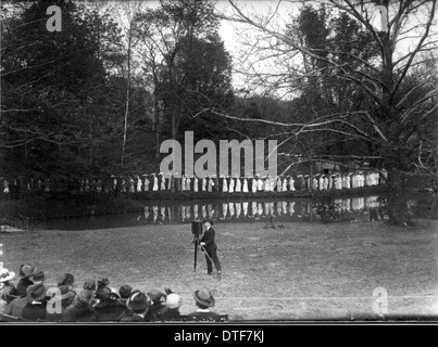 Ein Foto vom Tree Day des Western College im Jahr 1919 mit außerschulischen Aktivitäten und Open-Air-Theatervorführungen. Die Veranstaltung beleuchtet die Ausbildung von Frauen und das Engagement von Studenten im College. Stockfoto