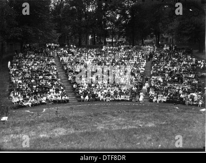 Dieses Foto aus dem Jahr 1922 fängt die Zuschauer des Western College, das heute Teil der Miami University ist, während der Feierlichkeiten zum Tree Day ein. Die Veranstaltung war eine Tradition am College und spiegelt die frühe Geschichte der Frauenausbildung an dieser Institution in Oxford, Ohio, wider. Stockfoto