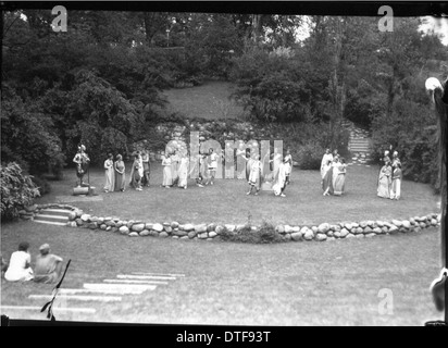 Dieses Foto aus dem Jahr 1933 zeigt die Studenten und Dozenten des Western College während des Tree Day, einer jährlichen Veranstaltung, die das Bewusstsein für Natur und Umwelt feiert. Die Veranstaltung spiegelt das Engagement des Colleges für die Bildung im Freien und die Stärkung von Frauen wider. Stockfoto