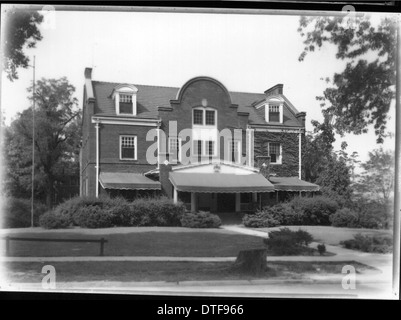 Eine Fotografie des Bruderhauses Phi Delta Theta an der Miami University im Jahr 1950 mit traditioneller Studentenwohnungsarchitektur. Dieses Bild repräsentiert den historischen Kontext des Studiums und des griechischen Lebens zu dieser Zeit und erfasst einen bedeutenden Zeitraum in der Universitätsgeschichte. Stockfoto