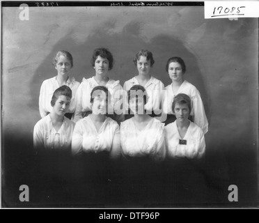 Dieses historische Gruppenporträt aus dem Jahr 1917 zeigt die Mitarbeiter des Western College, Oxford, und zeigt die wichtigsten Administratoren der Institution. Sie hebt die Rolle der Frauen in der Hochschulbildung zu Beginn des 20. Jahrhunderts hervor. Stockfoto