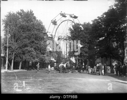 Dieses historische Foto aus dem Jahr 1914 zeigt das Riesenrad auf der Oxford Street Fair in Oxford, Ohio. Es zeigt eine Vergnügungsszene aus dem frühen 20. Jahrhundert und repräsentiert die populäre Unterhaltung dieser Zeit. Stockfoto