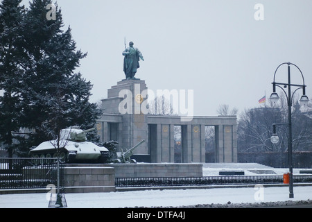 Berlin, Deutschland - 27. Januar 2014: Schnee in das Sowjetische Ehrenmal im Tiergarten, Berlin. Stockfoto
