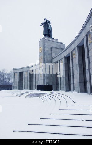 Berlin, Deutschland - 27. Januar 2014: Schnee in das Sowjetische Ehrenmal im Tiergarten, Berlin. Stockfoto