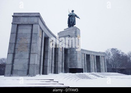 Berlin, Deutschland - 27. Januar 2014: Schnee in das Sowjetische Ehrenmal im Tiergarten, Berlin. Stockfoto