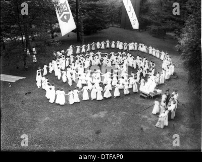 Dieses Foto aus dem Jahr 1913 zeigt Studenten des Western College, die den Tree Day in Oxford, Ohio, mit Open-Air-Theaterproduktionen und Bannern feiern. Die Veranstaltung beleuchtet die sozialen und kulturellen Aktivitäten der Frauenerziehung im frühen 20. Jahrhundert. Stockfoto