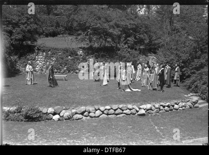 Dieses Foto aus dem Jahr 1934 zeigt eine Open-Air-Theaterproduktion am Western College, in der Studenten in Kostümen gezeigt werden. Das Bild zeigt die Feier des Tree Day, ein Teil der Traditionen des Colleges, und betont die Rolle von Outdoor-Veranstaltungen für die Frauenbildung und das Campusleben an der Miami University in Oxford, Ohio. Stockfoto