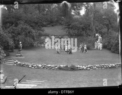 Ein Foto aus dem Jahr 1933 zeigt Studenten des Western College, die am Tree Day teilnehmen, einer jährlichen Veranstaltung, die sich mit Umweltbewusstsein und Baumpflanzung befasst. Diese Tradition spiegelt das Engagement der Schule für Bildung und außerschulische Aktivitäten für Frauen im frühen 20. Jahrhundert wider. Stockfoto