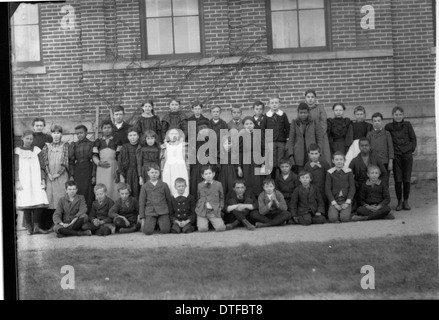 Dieses Gruppenfoto der Oxford Public School zeigt eine Klasse afro-amerikanischer Studenten und dokumentiert einen Moment der Bildungsgeschichte in Oxford, Ohio. Es spiegelt die Geschichte der Bildung in der afroamerikanischen Gemeinschaft während des frühen 20. Jahrhunderts wider. Stockfoto