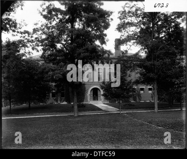 Das Herron Gymnasium an der Miami University, erbaut 1905, ist ein ikonisches Bauwerk in Oxford, Ohio. Das historische Foto fängt den architektonischen Stil und die Pracht des Universitätscampus des frühen 20. Jahrhunderts ein. Stockfoto